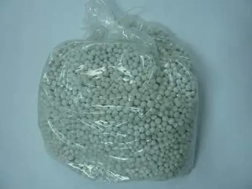 Plastiktüte mit kleinen, runden Granulatkugeln, offenbar von der Marke Remeha, auf hellem Hintergrund. Die Kugeln sind hell und gleichmäßig verteilt.